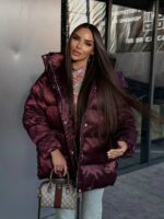 Пуховик жіночий оверсайз кольору бургунді 00420