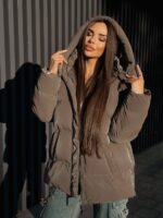 Пуховик жіночий оверсайз коричневого кольору 00418