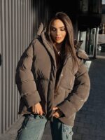 Пуховик жіночий оверсайз коричневого кольору 00418