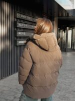 Пуховик жіночий оверсайз коричневого кольору 00418