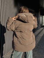 Пуховик жіночий оверсайз коричневого кольору 00418