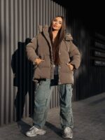 Пуховик жіночий оверсайз коричневого кольору 00418