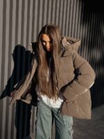 Пуховик жіночий оверсайз коричневого кольору 00418