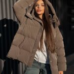 Пуховик жіночий оверсайз коричневого кольору 00418