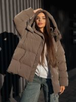 Пуховик жіночий оверсайз коричневого кольору 00418