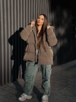 Пуховик жіночий оверсайз коричневого кольору 00418