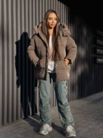 Пуховик жіночий оверсайз коричневого кольору 00418