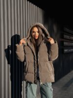 Пуховик жіночий оверсайз коричневого кольору 00418