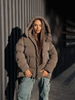 Пуховик жіночий оверсайз коричневого кольору 00418