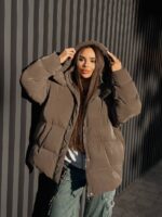 Пуховик жіночий оверсайз коричневого кольору 00418