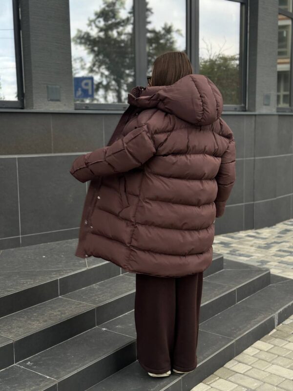 puhovyk-zhinochyj-oversajz-korychnevogo-koloru-00435-vf-m511-brown-1 Пуховик жіночий оверсайз коричневого кольору 00435