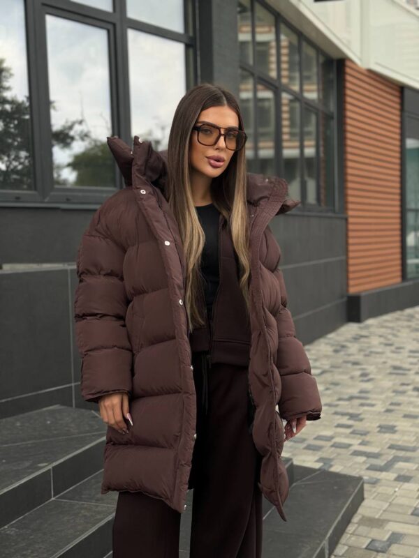 puhovyk-zhinochyj-oversajz-korychnevogo-koloru-00435-vf-m511-brown-10 Пуховик жіночий оверсайз коричневого кольору 00435
