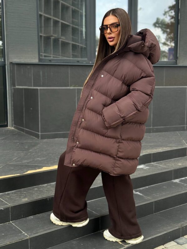 puhovyk-zhinochyj-oversajz-korychnevogo-koloru-00435-vf-m511-brown-11 Пуховик жіночий оверсайз коричневого кольору 00435