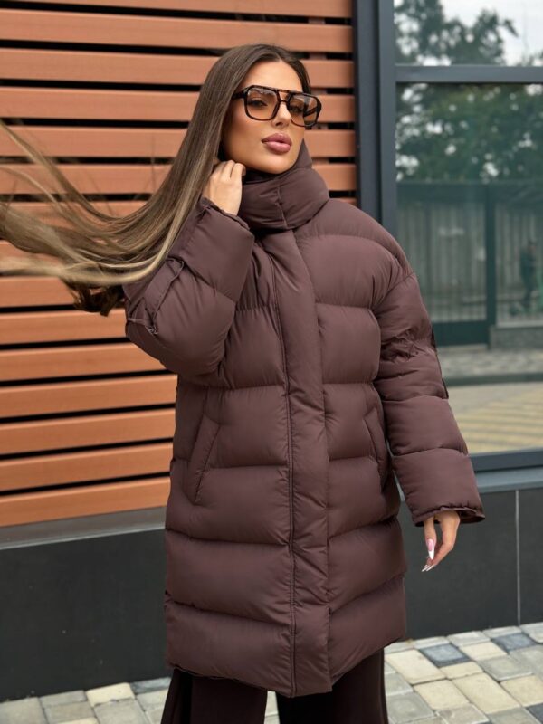 puhovyk-zhinochyj-oversajz-korychnevogo-koloru-00435-vf-m511-brown-3 Пуховик жіночий оверсайз коричневого кольору 00435