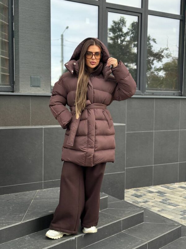 puhovyk-zhinochyj-oversajz-korychnevogo-koloru-00435-vf-m511-brown-4 Пуховик жіночий оверсайз коричневого кольору 00435