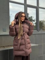 Пуховик жіночий оверсайз коричневого кольору 00435