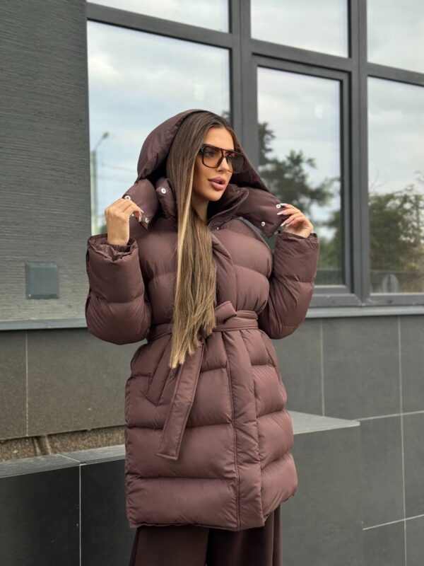 puhovyk-zhinochyj-oversajz-korychnevogo-koloru-00435-vf-m511-brown-5 Пуховик жіночий оверсайз коричневого кольору 00435