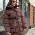 Пуховик жіночий оверсайз коричневого кольору 00435