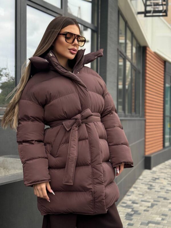 puhovyk-zhinochyj-oversajz-korychnevogo-koloru-00435-vf-m511-brown-6 Пуховик жіночий оверсайз коричневого кольору 00435