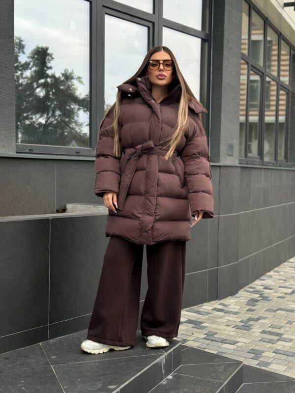 puhovyk-zhinochyj-oversajz-korychnevogo-koloru-00435-vf-m511-brown-7 Пуховик жіночий оверсайз коричневого кольору 00435