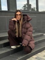 Пуховик жіночий оверсайз коричневого кольору 00435