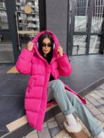 Пуховик жіночий оверсайз малинового кольору 00436