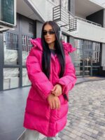 Пуховик жіночий оверсайз малинового кольору 00436