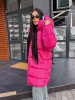 Пуховик жіночий оверсайз малинового кольору 00436
