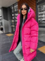 Пуховик жіночий оверсайз малинового кольору 00436
