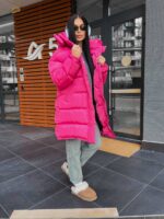Пуховик жіночий оверсайз малинового кольору 00436