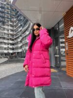 Пуховик жіночий оверсайз малинового кольору 00436