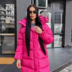 Пуховик жіночий оверсайз малинового кольору 00436