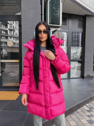 Пуховик жіночий оверсайз малинового кольору 00436