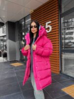 Пуховик жіночий оверсайз малинового кольору 00436