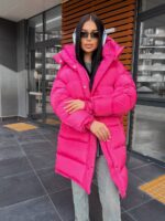 Пуховик жіночий оверсайз малинового кольору 00436