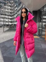 Пуховик жіночий оверсайз малинового кольору 00436