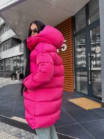 Пуховик жіночий оверсайз малинового кольору 00436