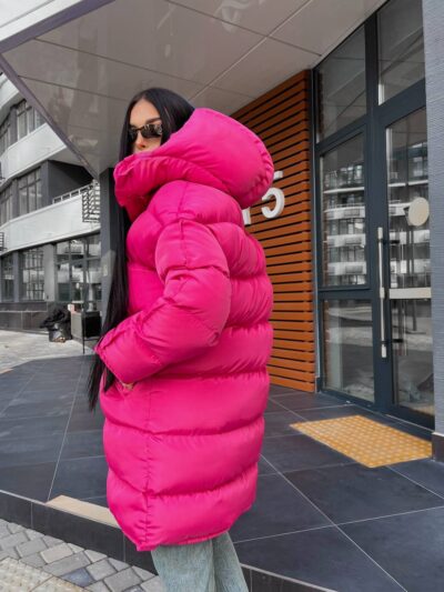 Пуховик жіночий оверсайз малинового кольору 00436