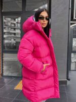 Пуховик жіночий оверсайз малинового кольору 00436