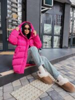 Пуховик жіночий оверсайз малинового кольору 00436