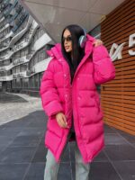 Пуховик жіночий оверсайз малинового кольору 00436