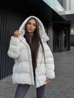 Пуховик жіночий оверсайз молочного кольору 00419