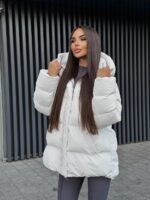 Пуховик жіночий оверсайз молочного кольору 00419