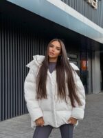 Пуховик жіночий оверсайз молочного кольору 00419