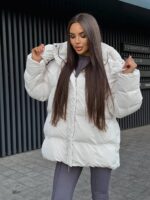 Пуховик жіночий оверсайз молочного кольору 00419