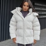 Пуховик жіночий оверсайз молочного кольору 00419
