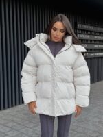 Пуховик жіночий оверсайз молочного кольору 00419