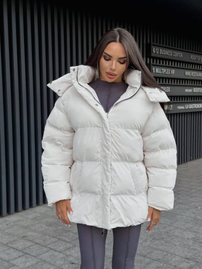 Пуховик жіночий оверсайз молочного кольору 00419