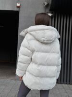 Пуховик жіночий оверсайз молочного кольору 00419