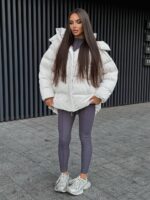 Пуховик жіночий оверсайз молочного кольору 00419